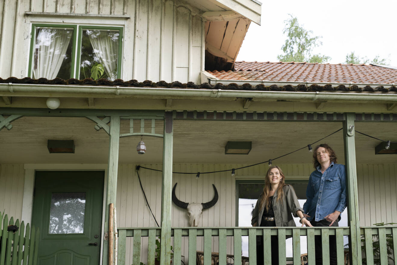 Ann-Sofie och John Hoyles på sin veranda i Öxabäck.