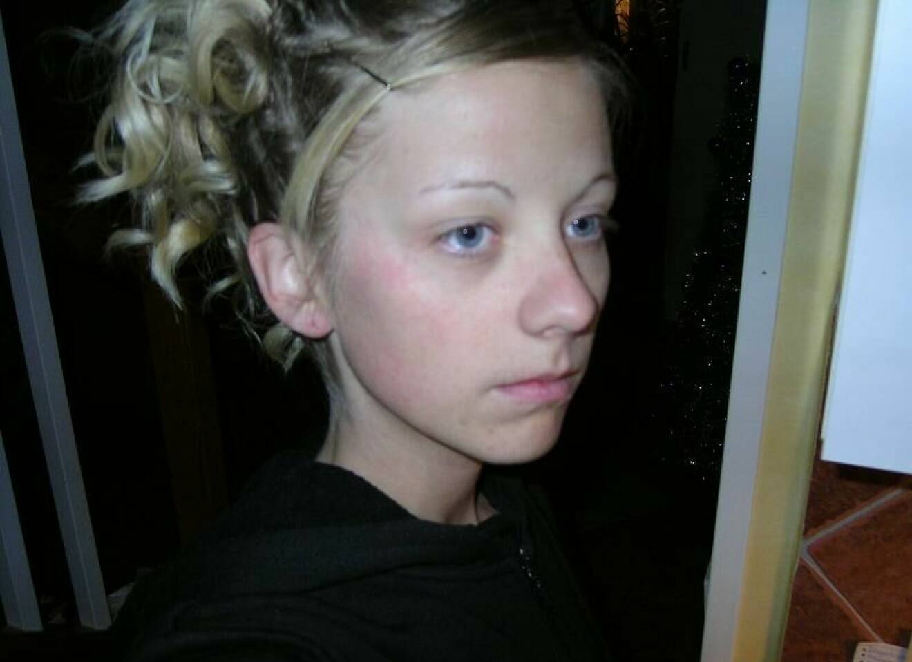 Bild på Mathilda Hofling som tonåring, med uppsatt hår.