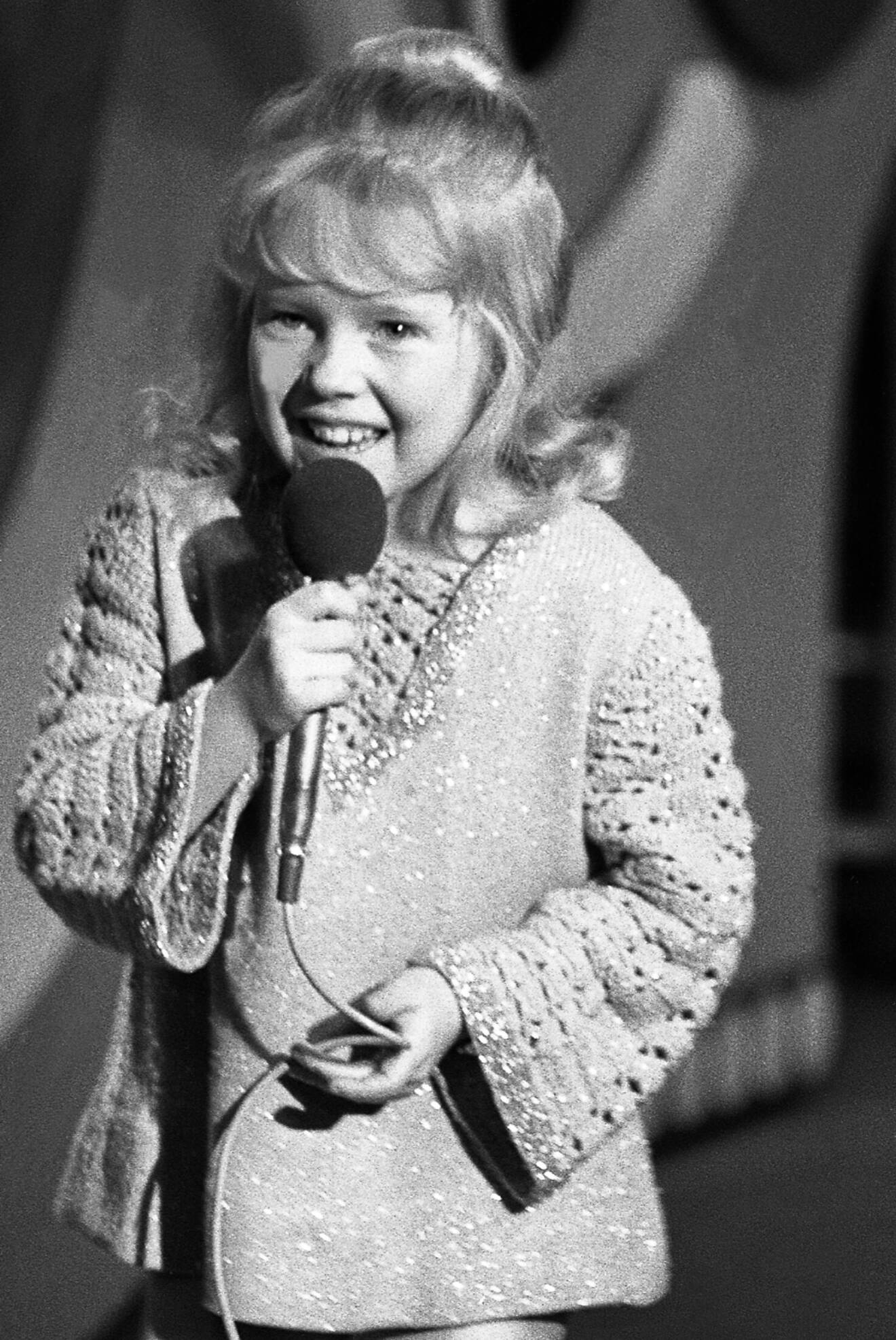 Barnstjärnan Anita Hegerland sjunger.