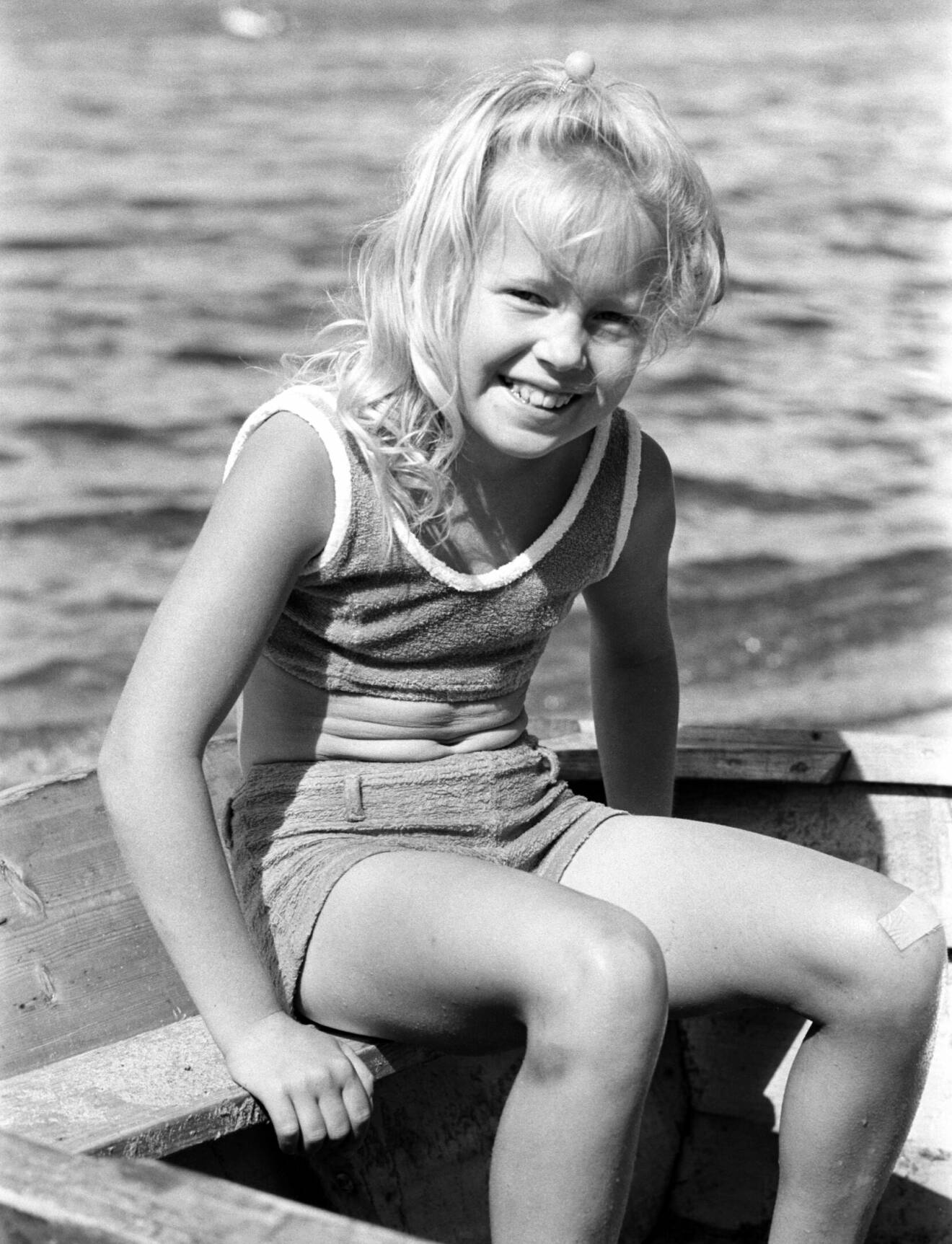 Gammalt foto på Anita Hegerland som barn på en brygga.