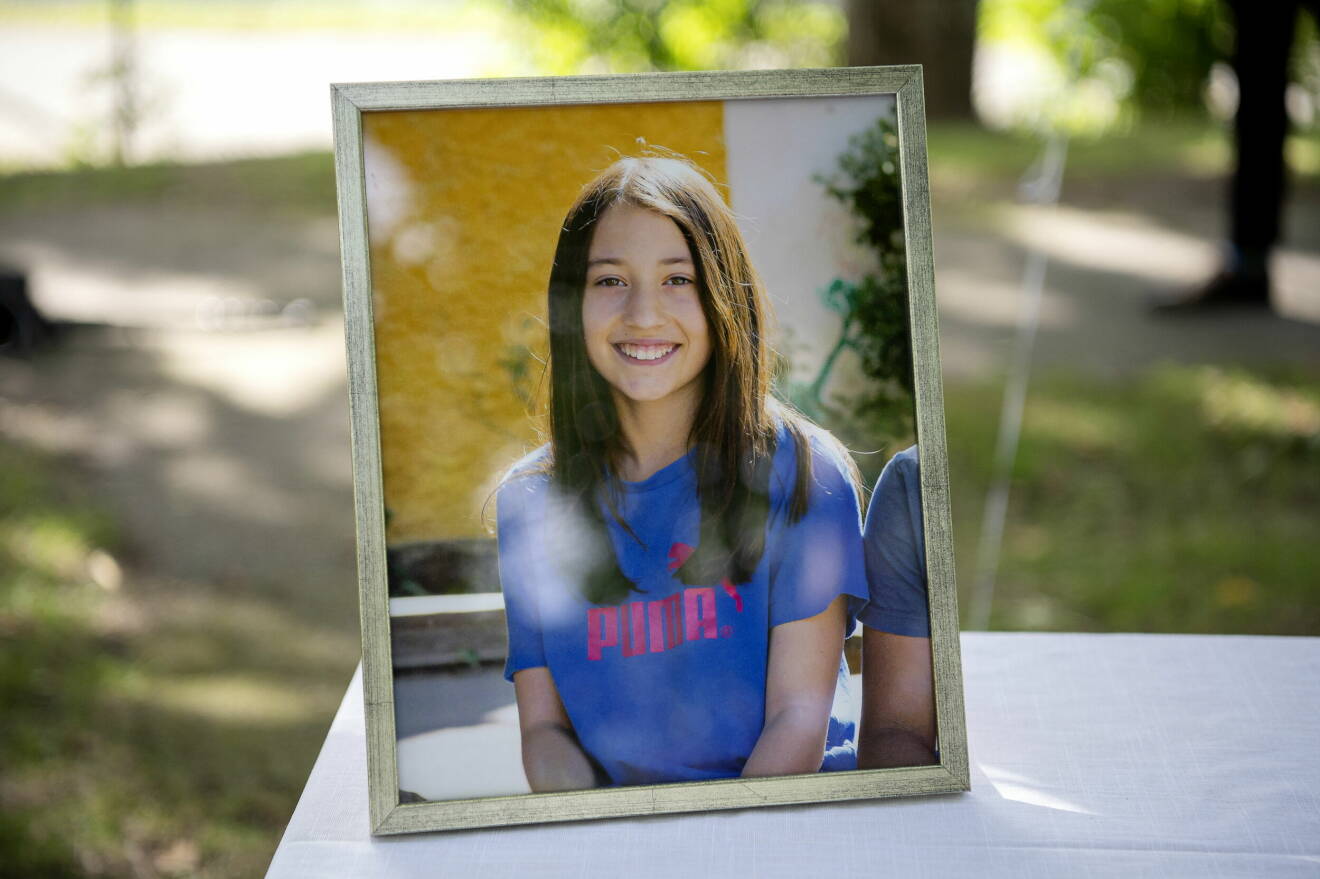 Ett foto av en bild på 12-åriga Adriana som sköts till döds av misstag under en kriminell uppgörelse.