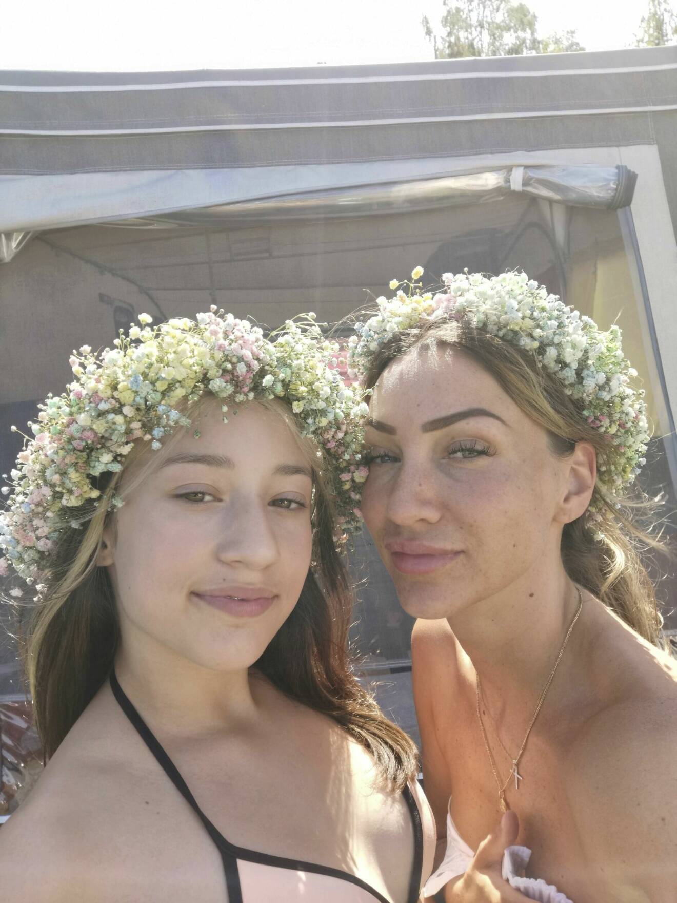 Adriana och hennes mamma Susanne Yakes med blomsterkransar i håret.