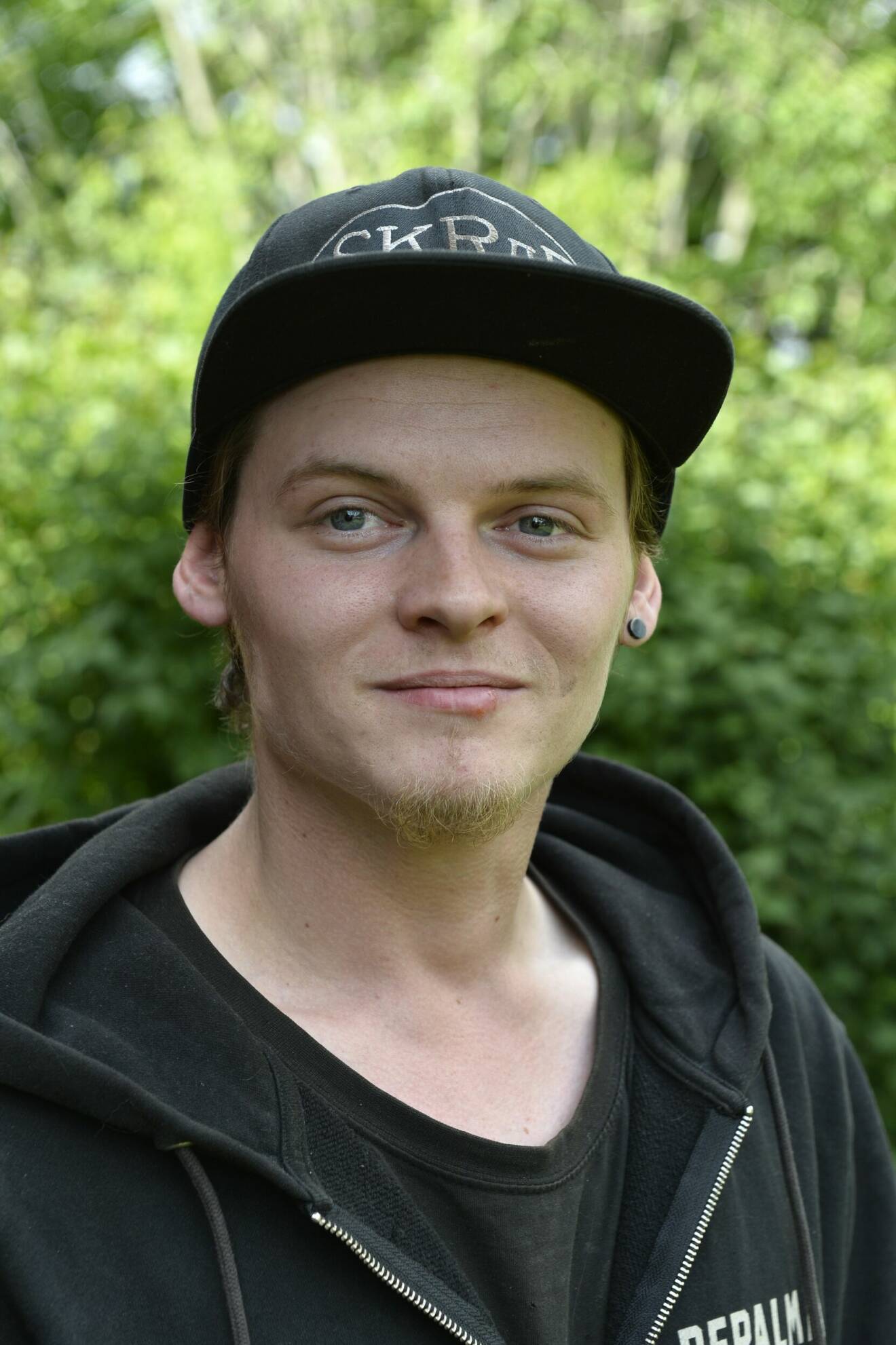 Närbild på Victor Rydén, 22 år, med svart keps.
