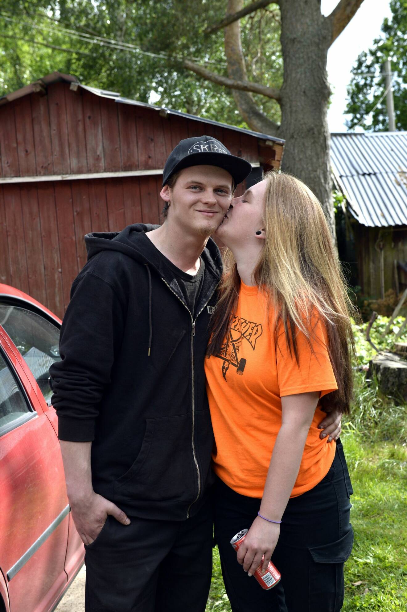 Michelle Smedman Frid pussar Victor Rydén, båda 22 år gamla, på kinden.