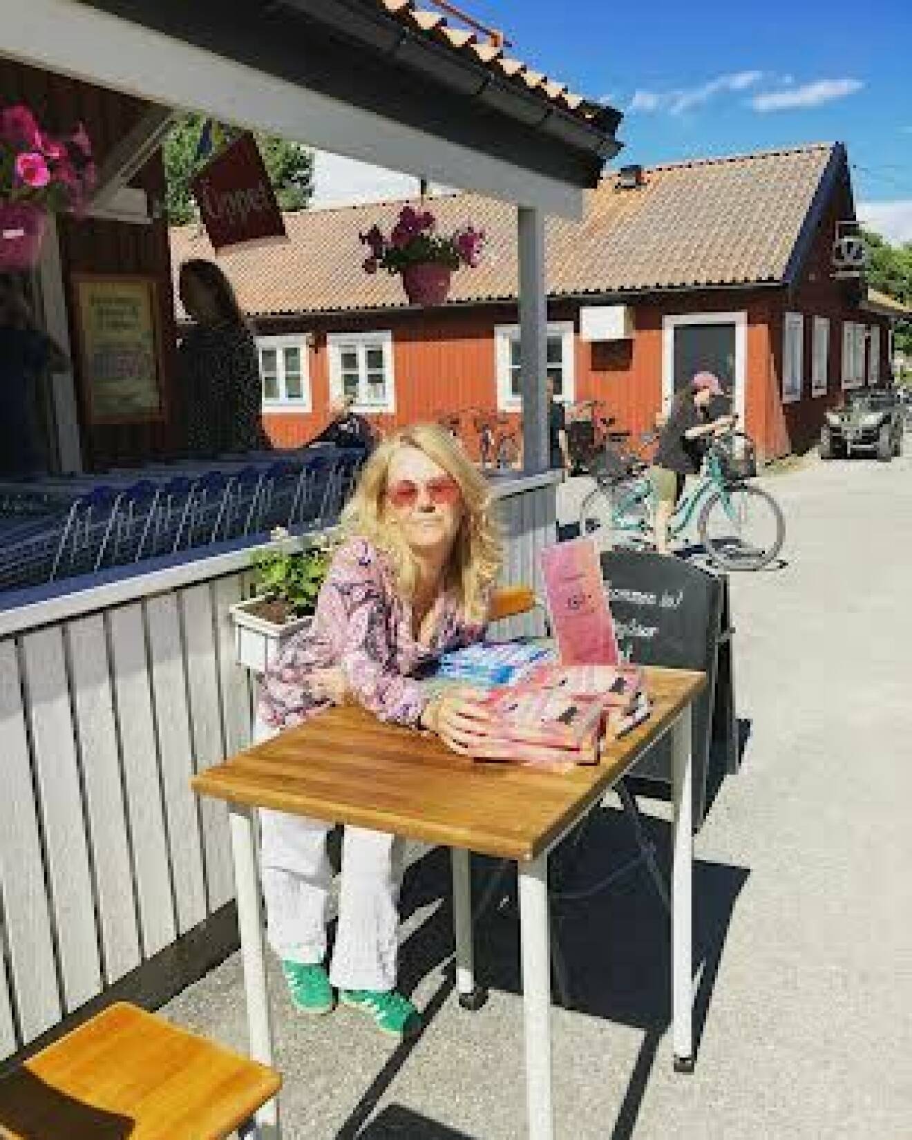 Lena Risberg signerar böcker på Utö