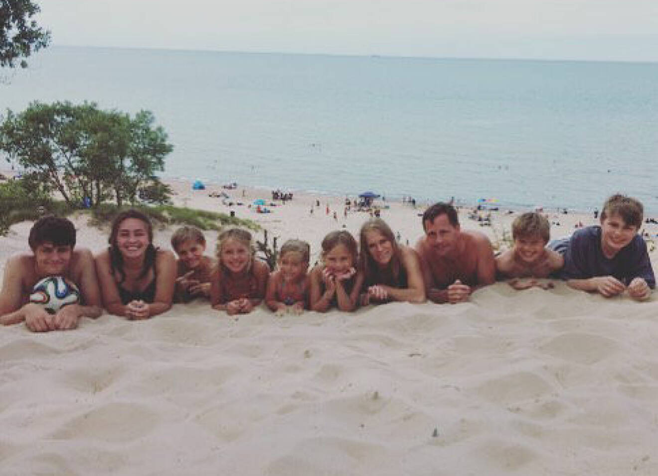 Inez på stranden med sin familj, förutom Sophia har hon åtta bonusbarn.