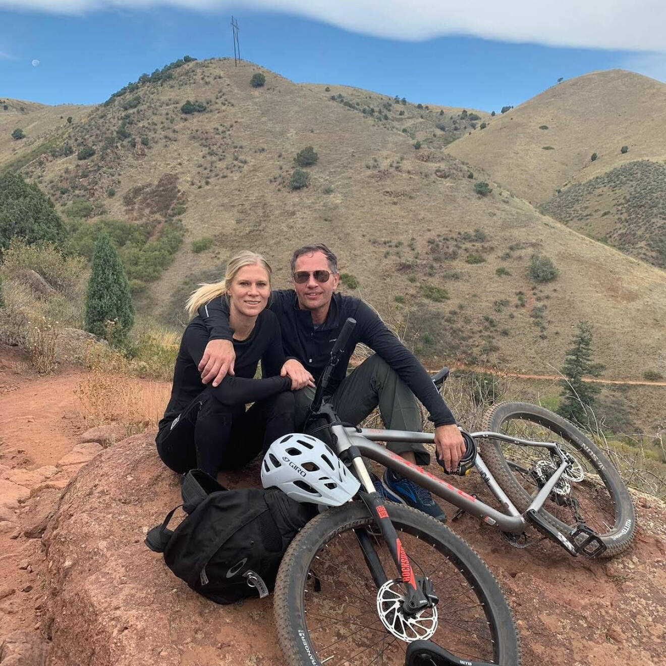 Inez och hennes man med cyklar i öken i USA.