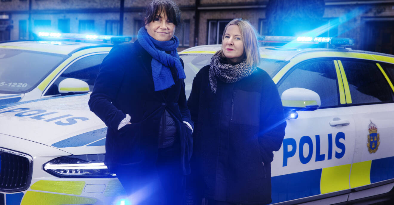 Manusförfattaren Cilla Jackert och regissören Sanna Lenken står på en gata i Malmö framför polisbilar med blåljuset på medan inspelningarna av tv-serien Tunna blå linjen pågår