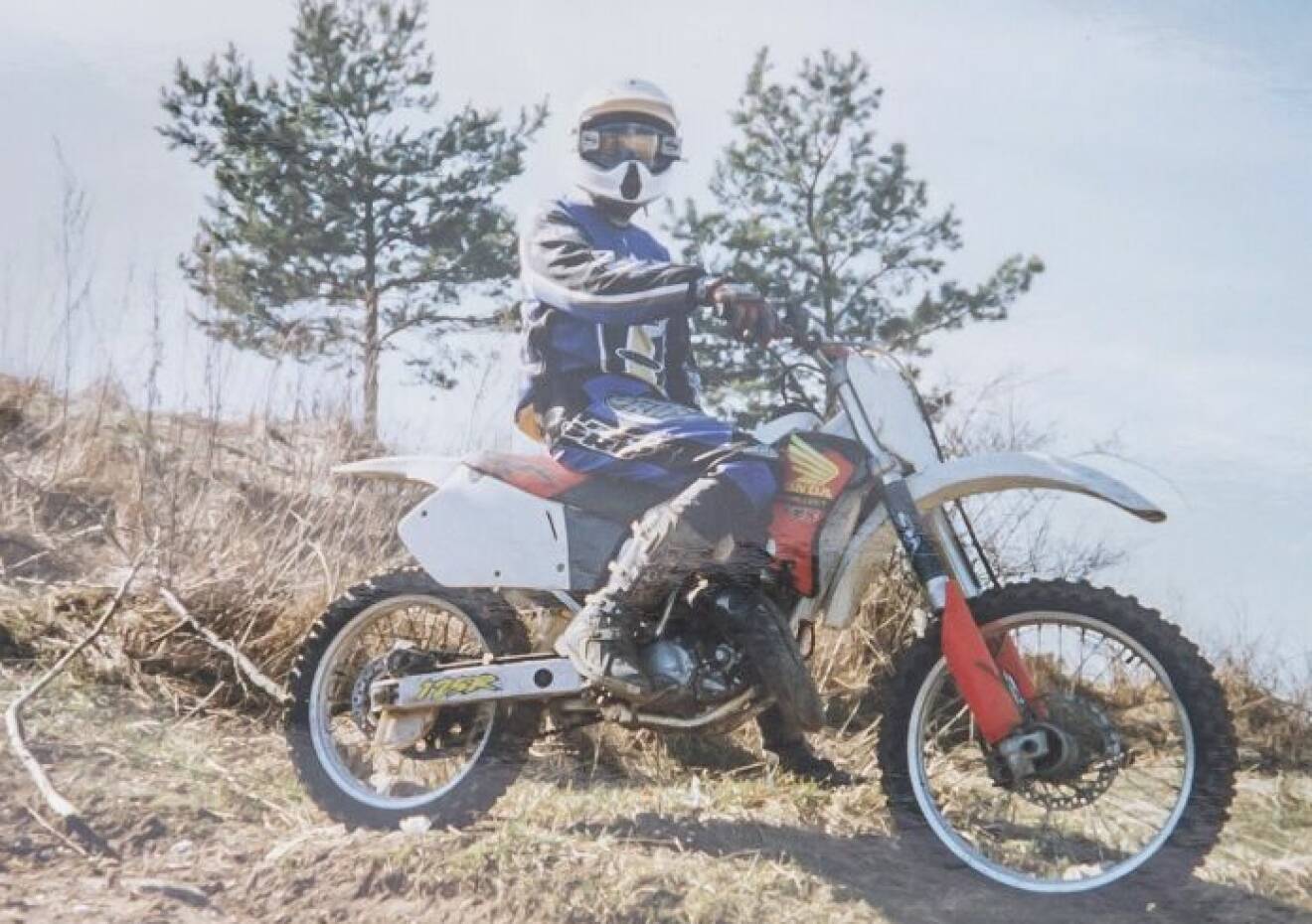 En ung Philip Jalmelid på sin nya motocrosscykel.