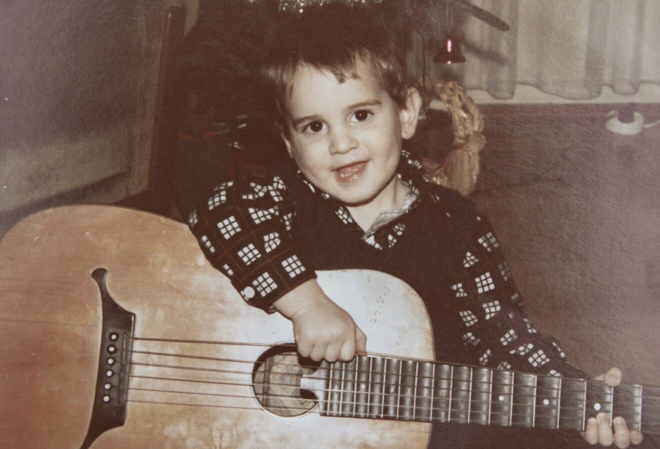 Liten Philip med sin morfars gitarr.