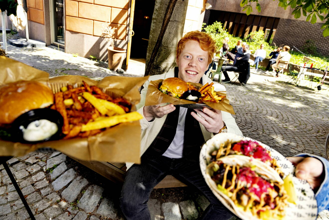 Mauri Hermundsson i gatumiljö med en massa street food.