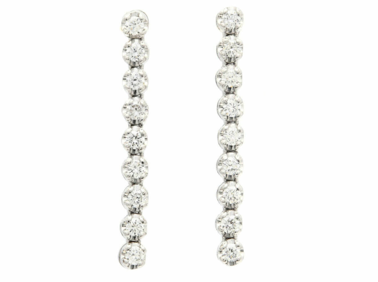 Ett par diamantörhängen av 18 k vitguld med arton briljantslipade diamanter på sammanlagt 0,54 ct.