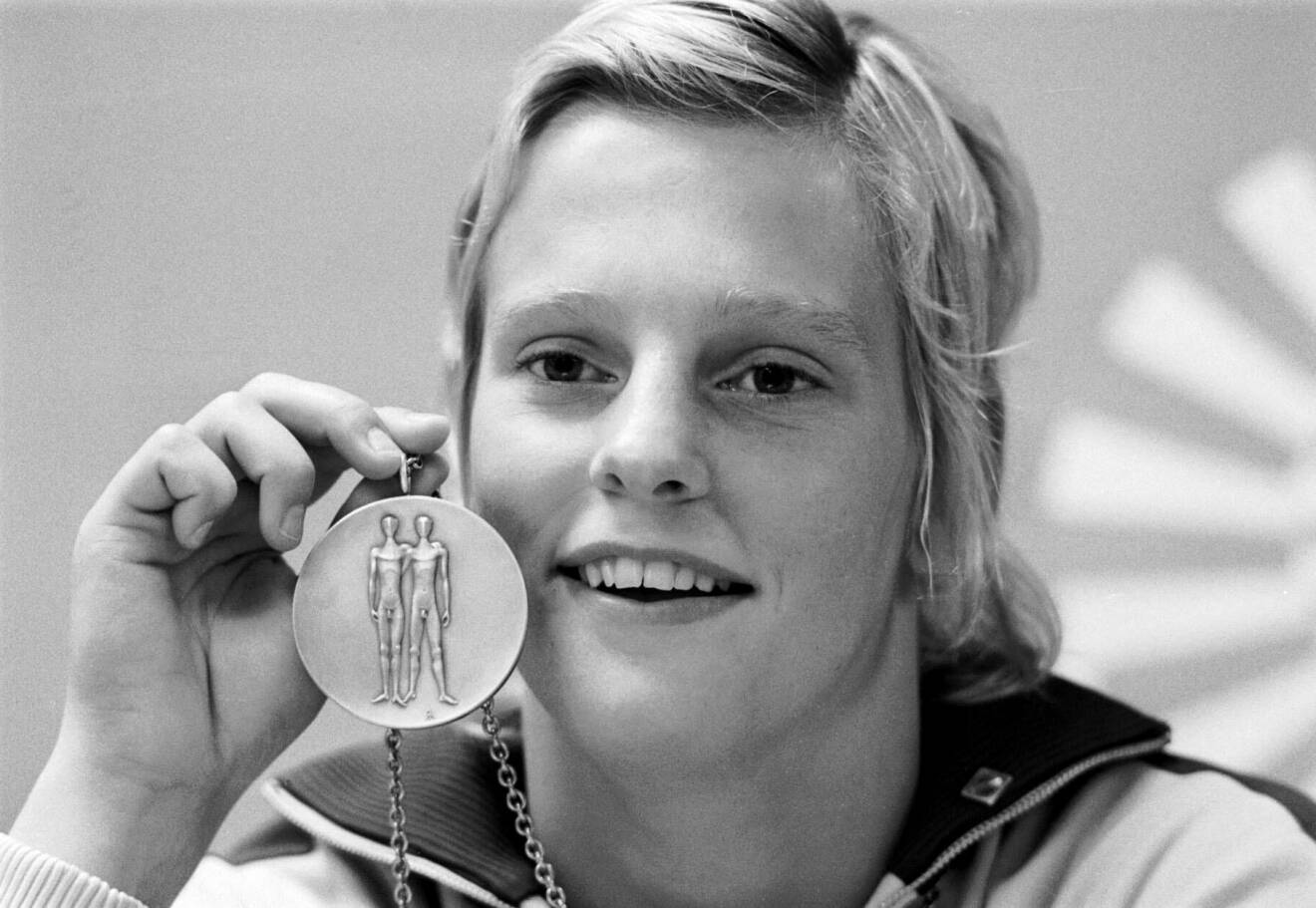 Simhopparen Ulrika Knape med sin guldmedalj.