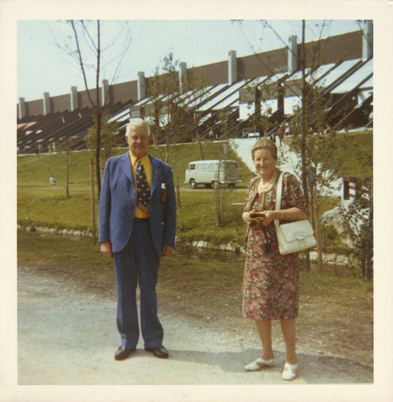 Sven Thofelt med hustru utanför en idrottsarena.