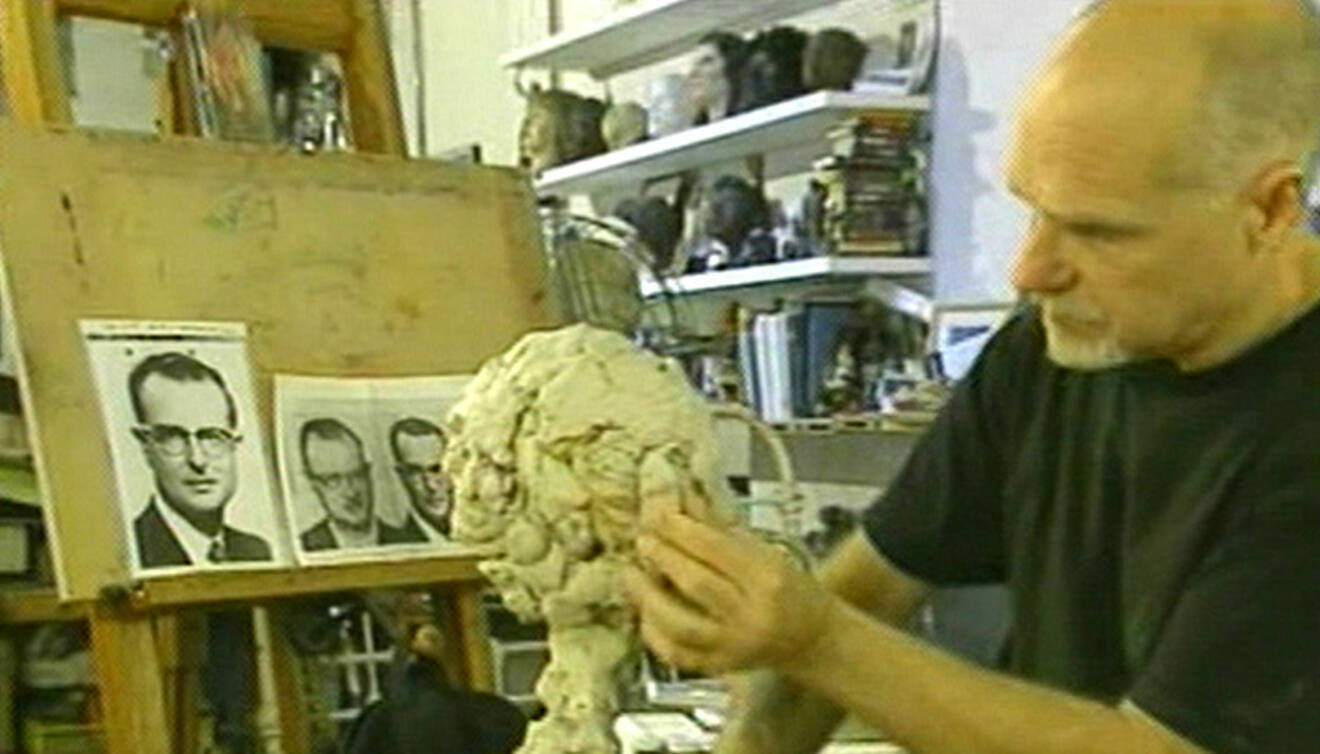Frank Bender med skulpturen av John List