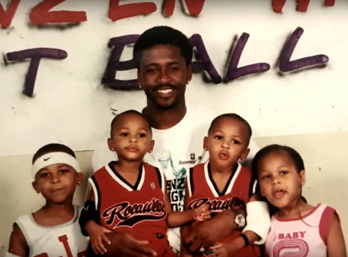 Lorenzen Wright. NBA-stjärna med fyra av sina sex barn.