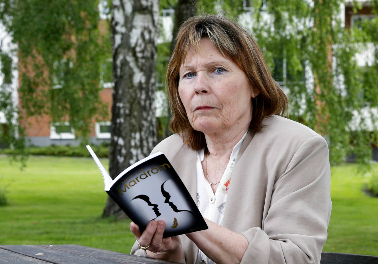 Lisbeth Almquist läser i sin bok En mammas mardröm.