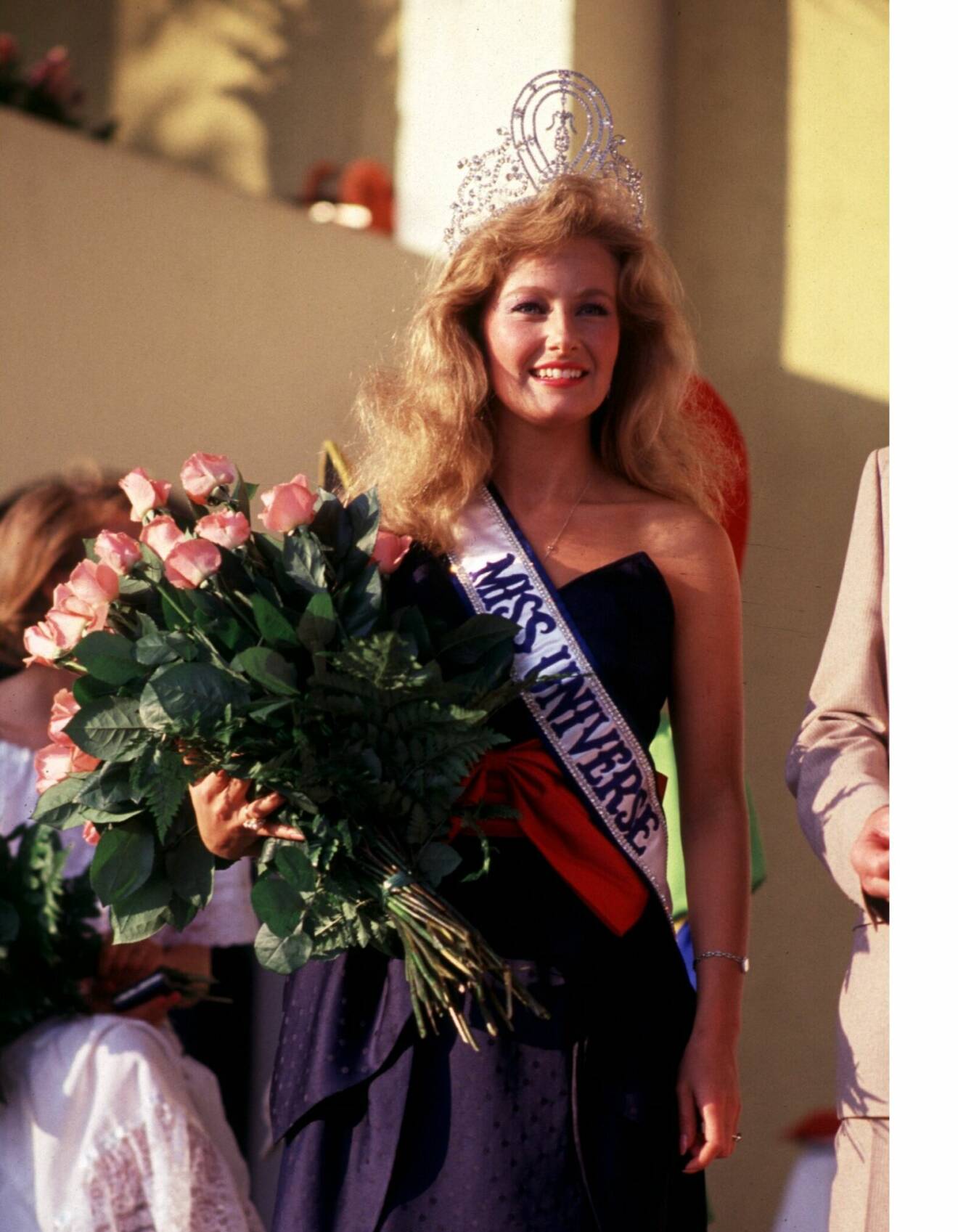 Yvonne Ryding i tiara och en bukett rosor i famnen, som Miss universum 1984.