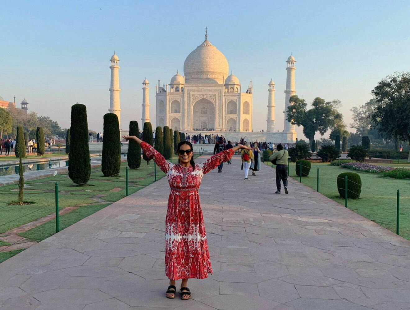 Emma står framför Taj Mahal i Indien och bilden är tagen under en resa som hon gjordetillsammans med sin familj i vuxen ålder.