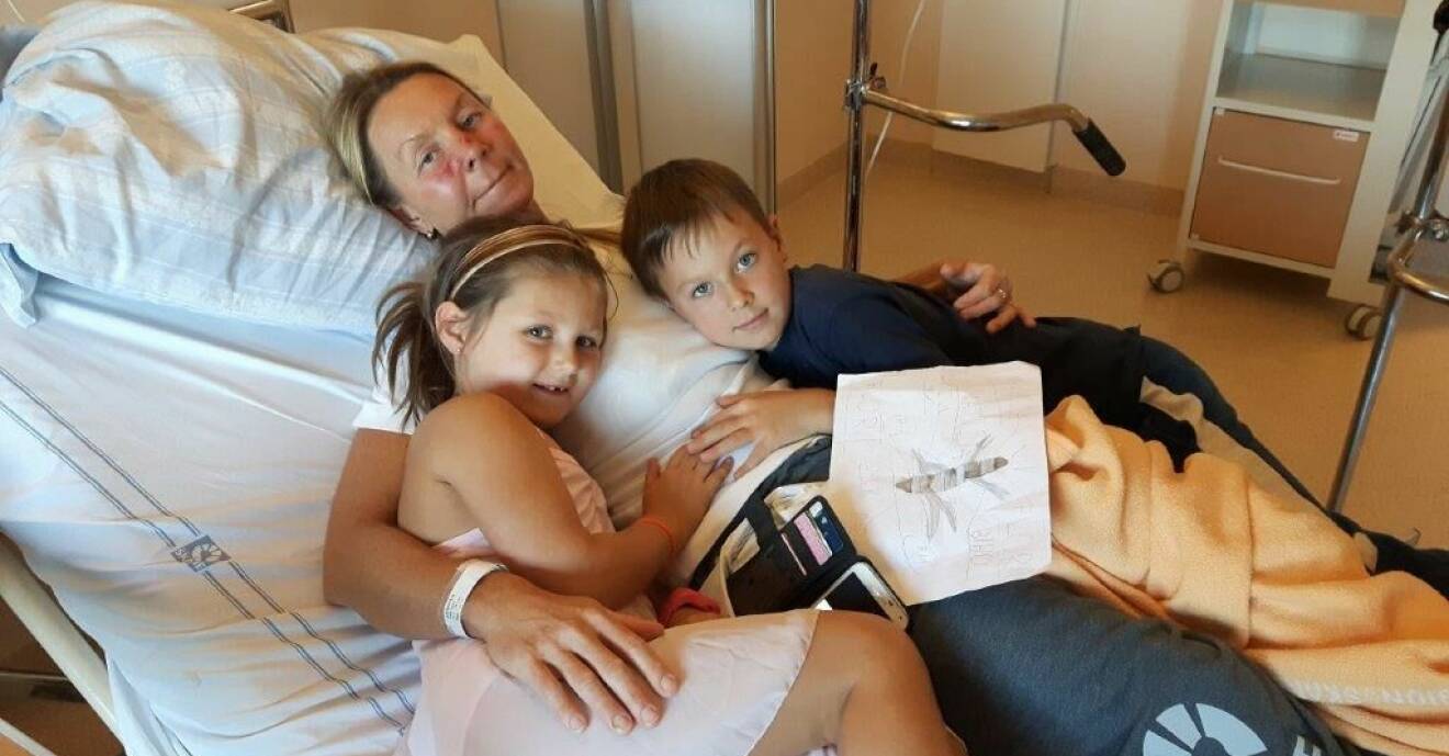 Pia Jensen ligger i en sjukhussäng tillsammans med sina barn Julia och Jack.