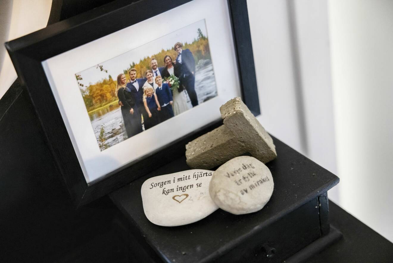 Framför familjefoto som är taget i samband med Malins och Andrés bröllop ligger två stenar med texten: "Sorgen i mitt hjärta kan ingen se". Respektive "Varje dag är fylld av mirakel".
