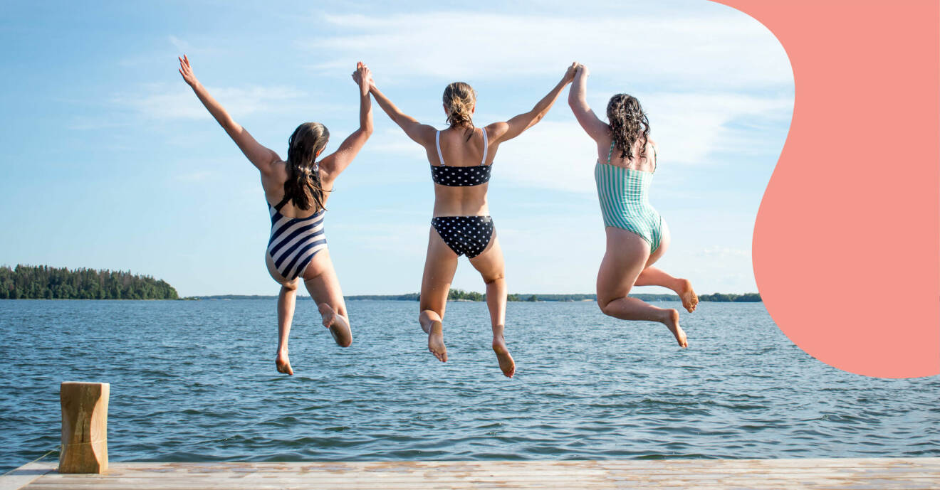 Tre kvinnor hoppar i vattnet från brygga