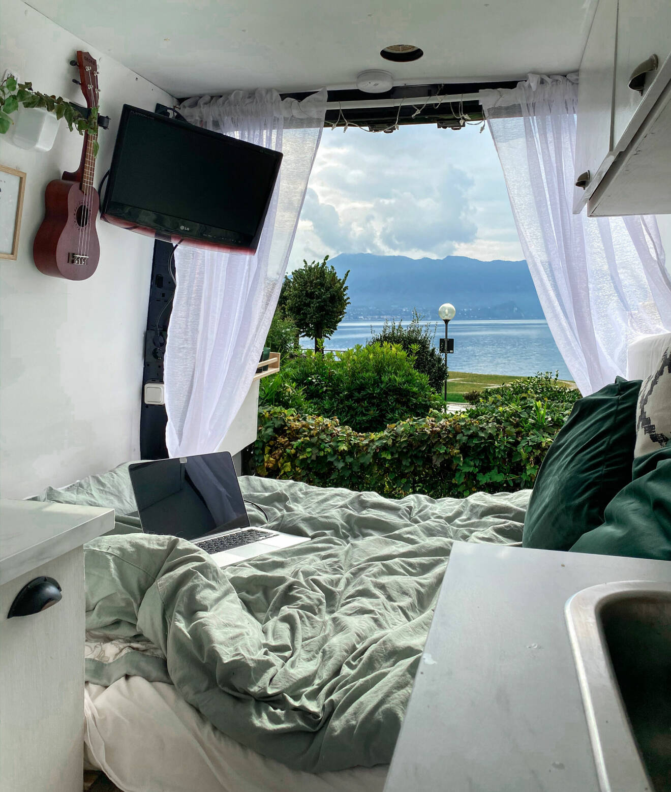 Utsikt från sängen i husbilen, Andrea Rydell