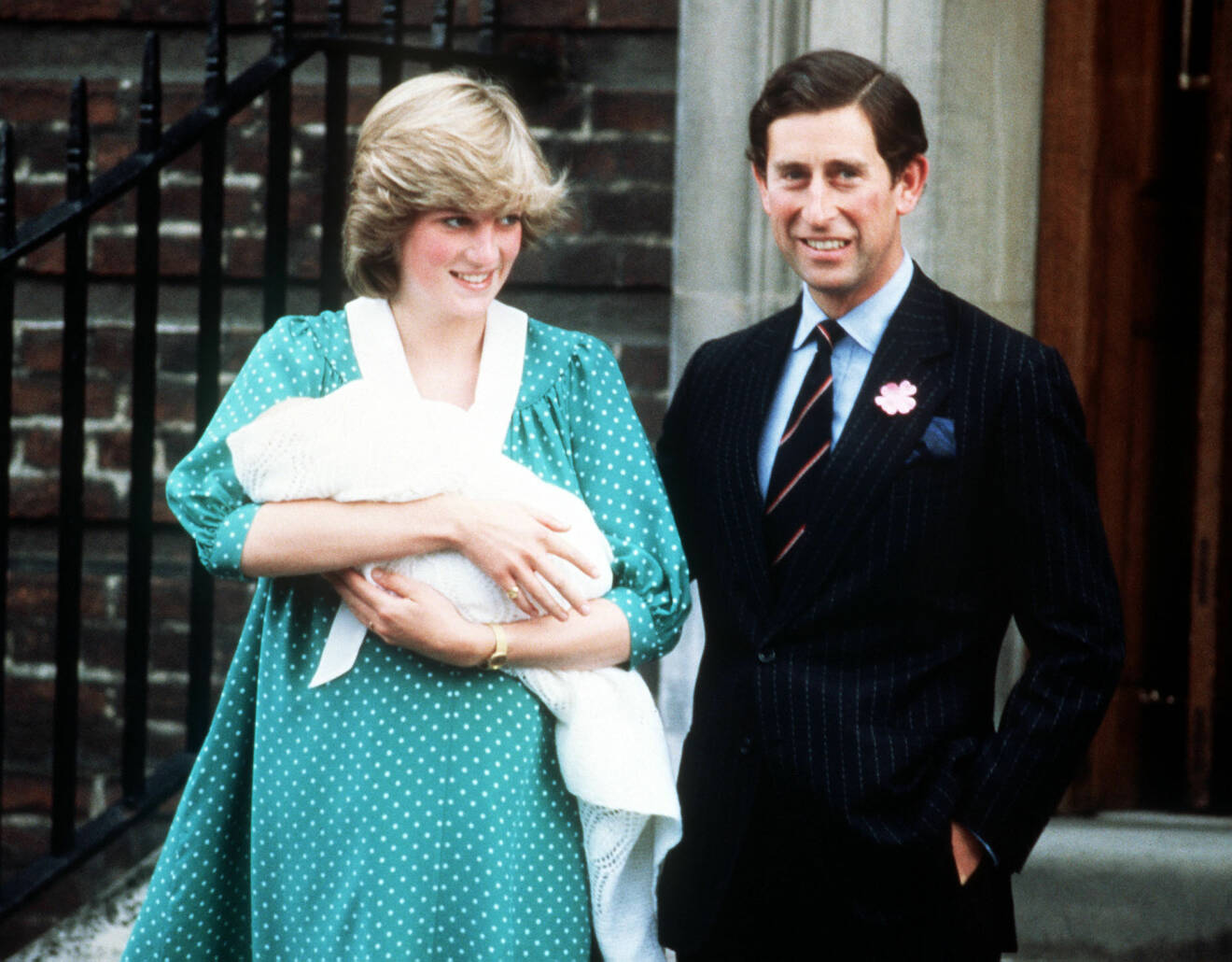 Lady Diana och prins Charles med sin nyfödde son.