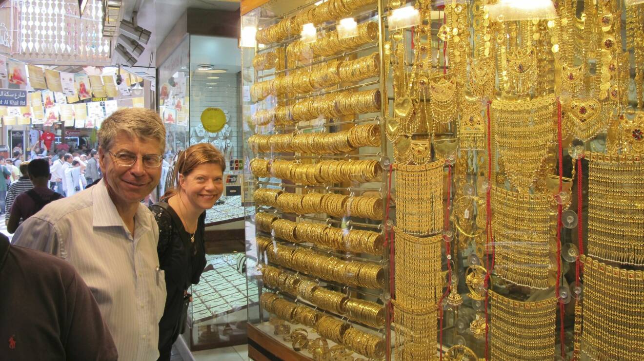 Författaren Charlotte Al-Khalili på guldmarknaden i Dubai tillsammans med sin pappa Benny Andersson.