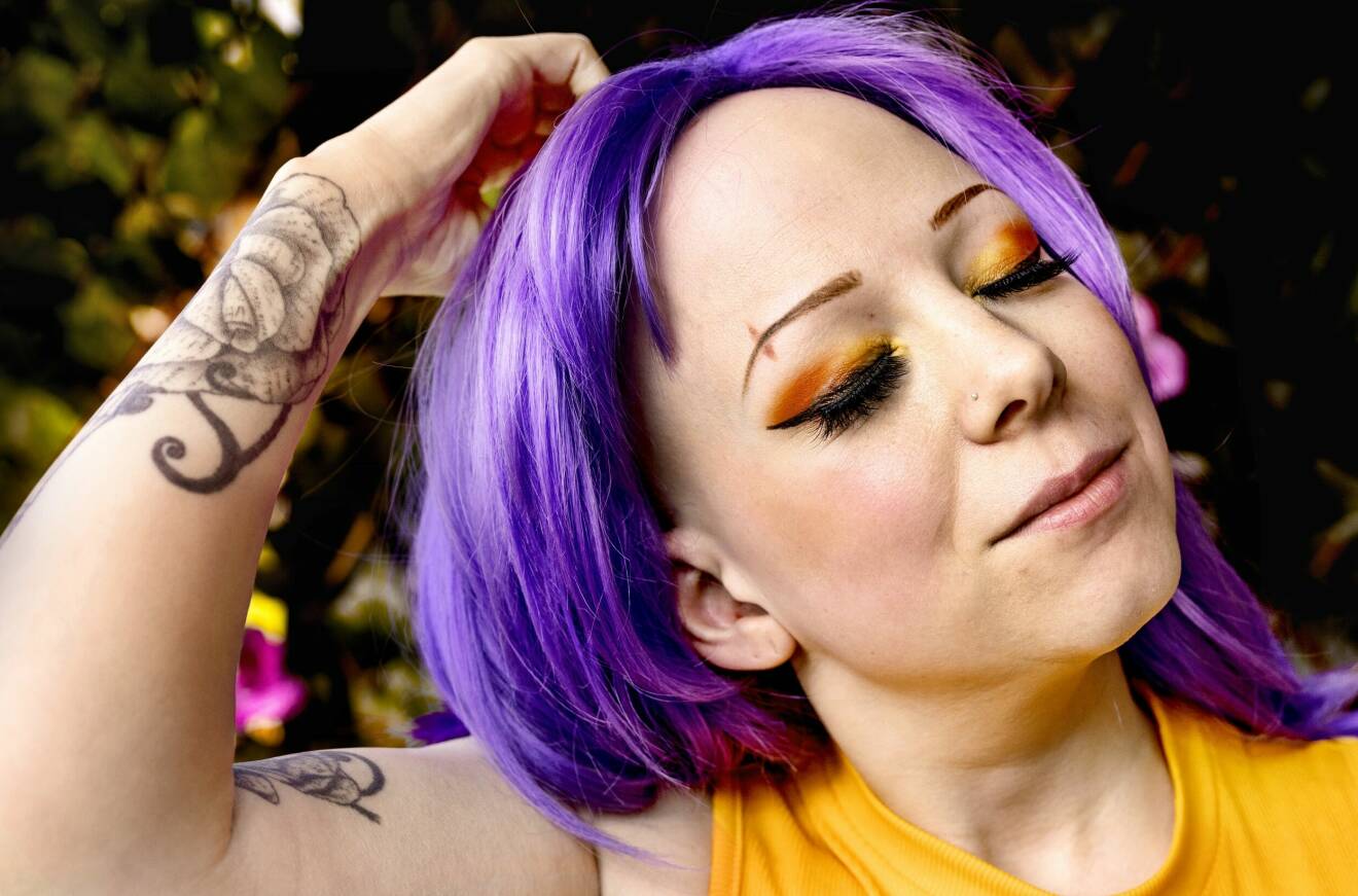Lena Jakobsson i en skarpt lila peruk.