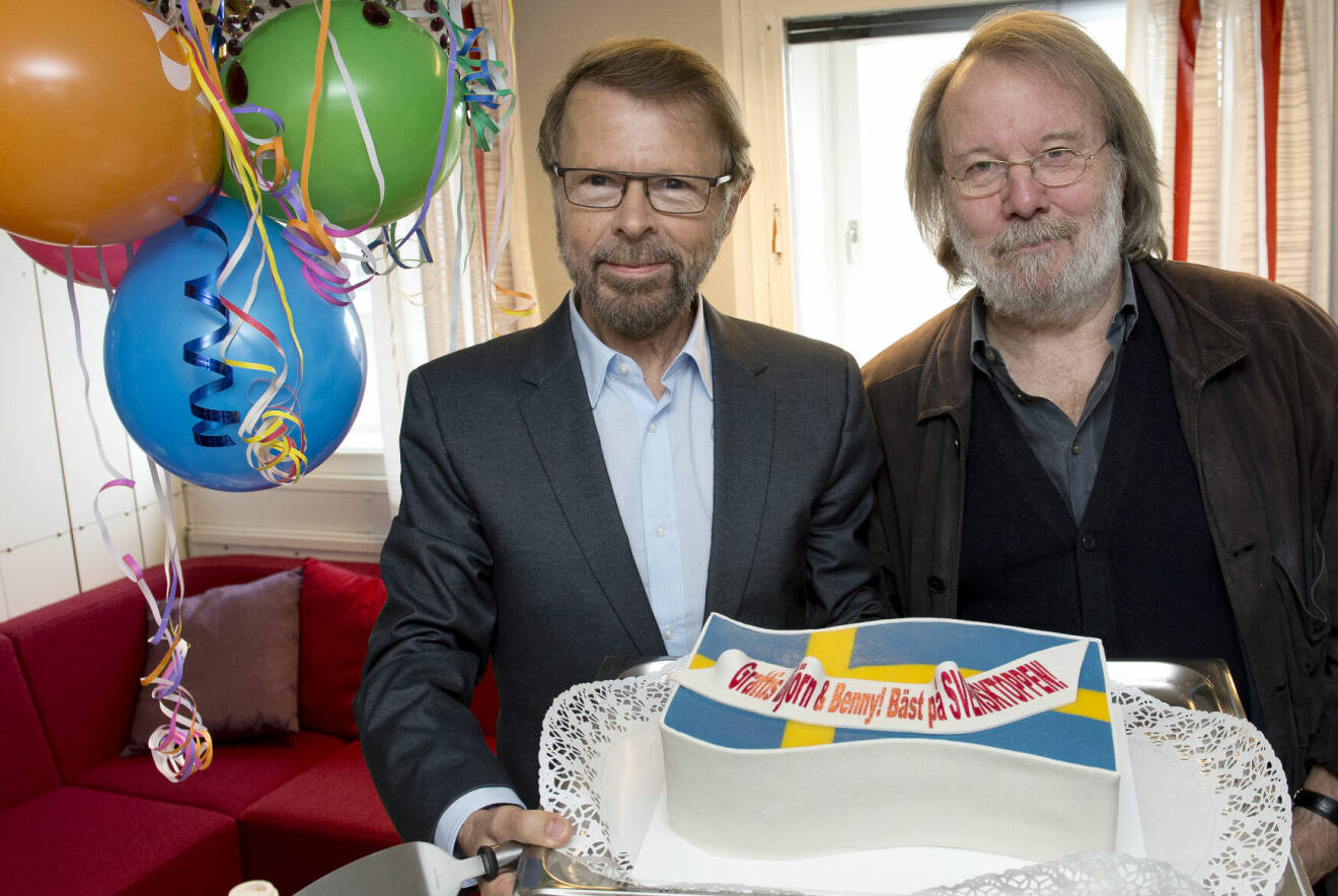 Björn och Benny med tårta och ballonger.