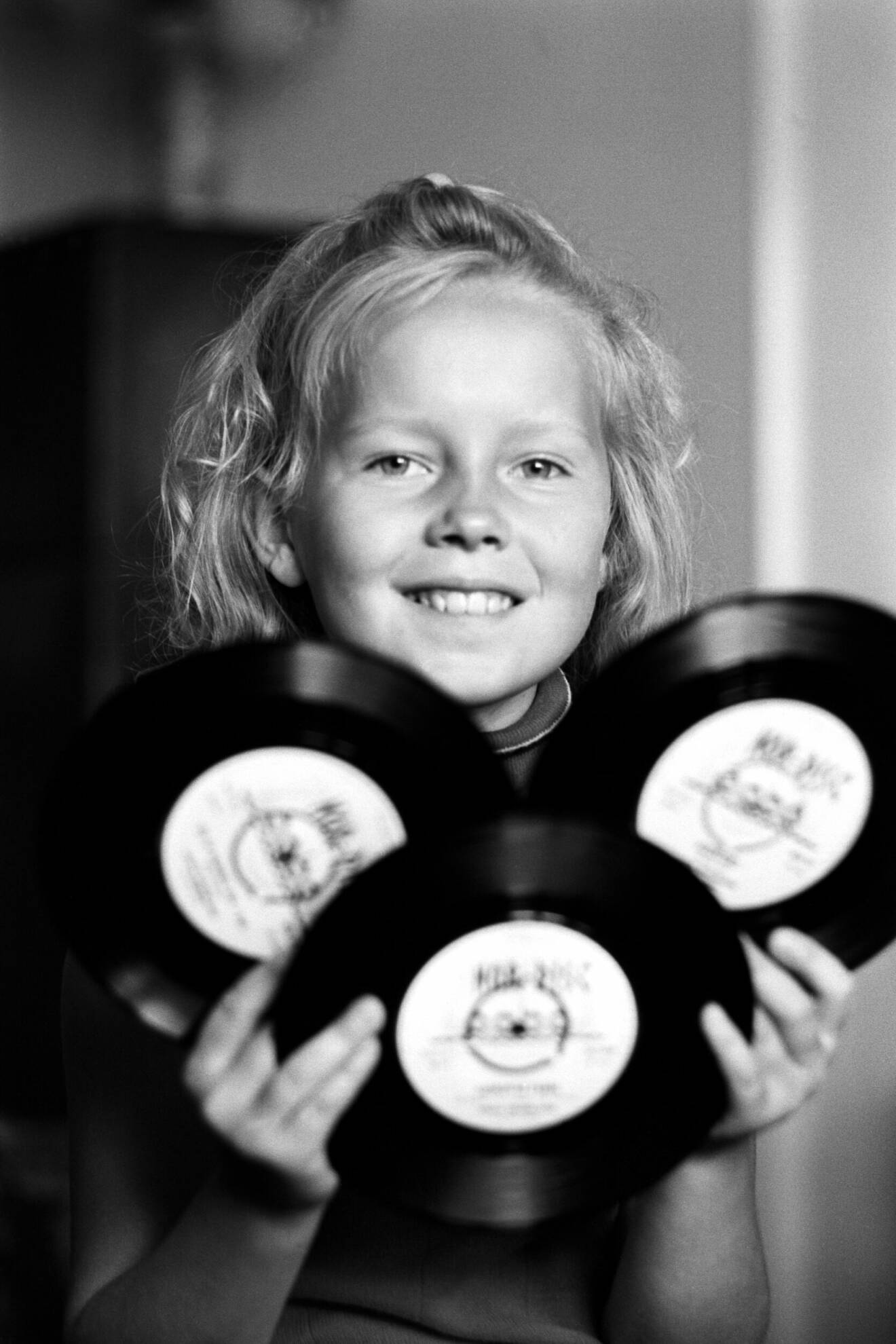 Anita Hegerland, 9 år, med vinylsinglar.