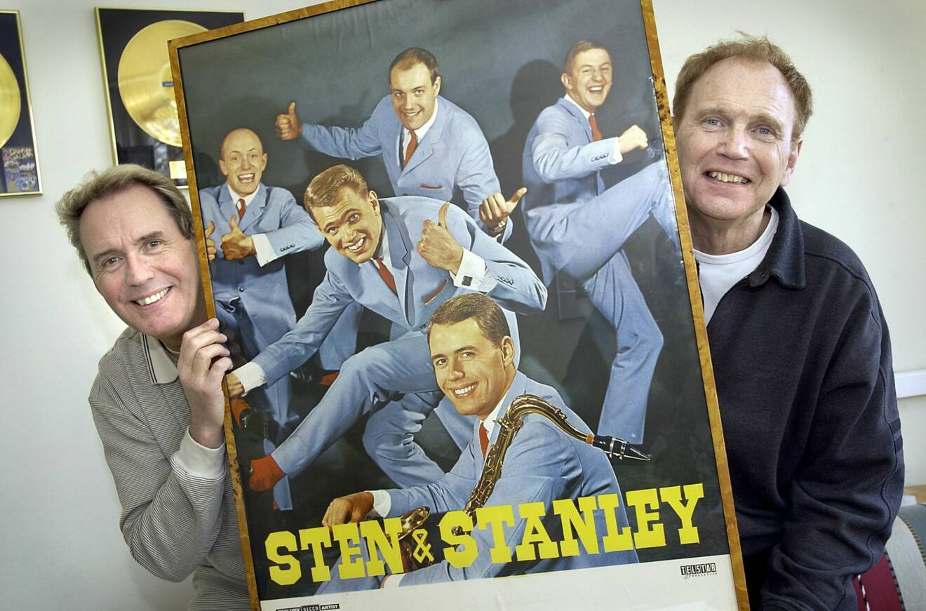 Sten &amp; Stanley med affisch på sig själva.
