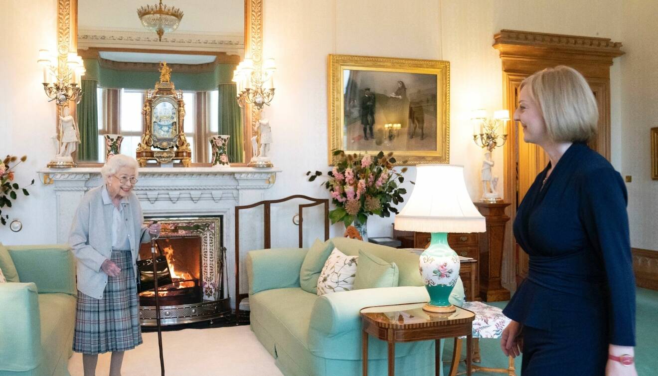 Drottning Elizabeth tar emot Liz Truss, ny premiärminister, inne i slottet Balmoral i Skottland.