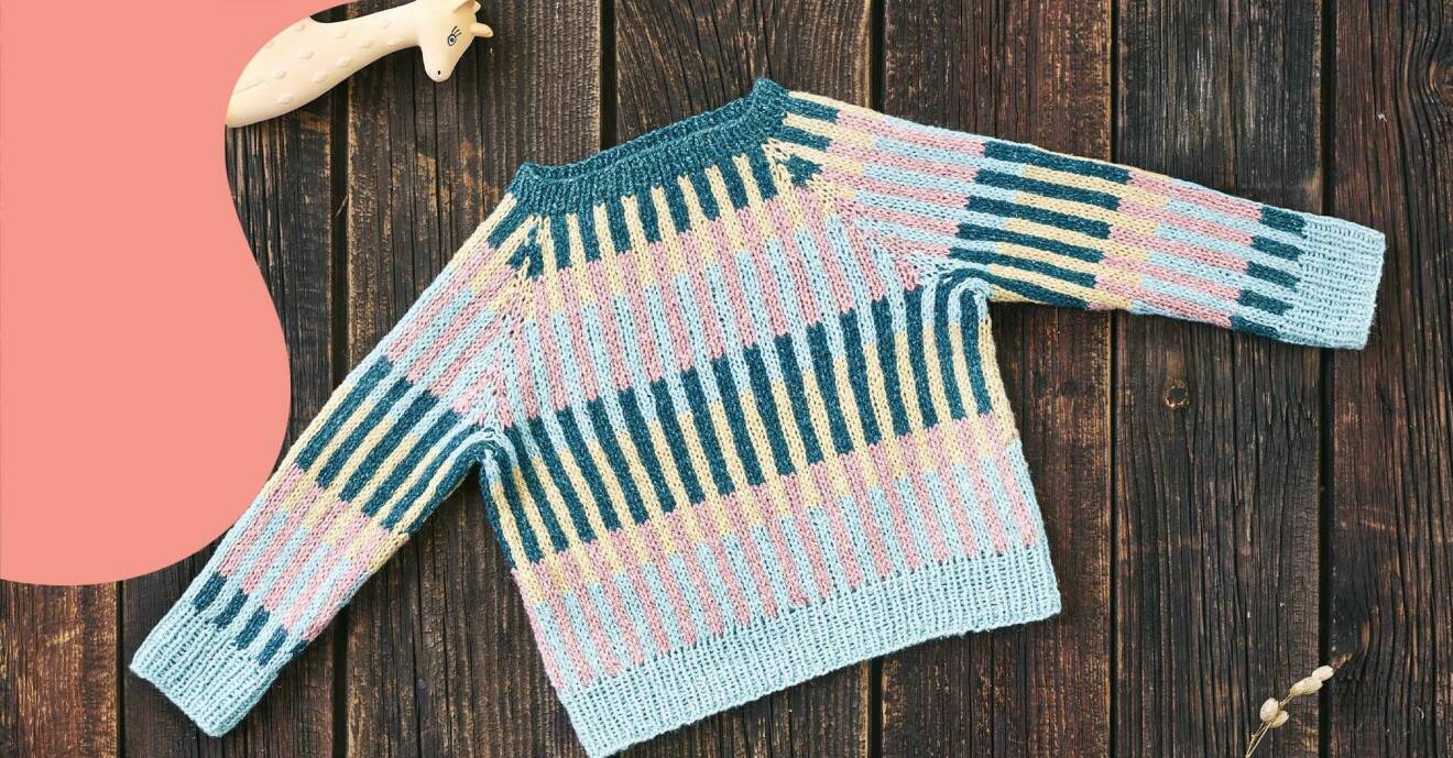 Mysig randig tröja till barn under två år. På bilden i färgerna ljusblå, turkos, rosa och gul.