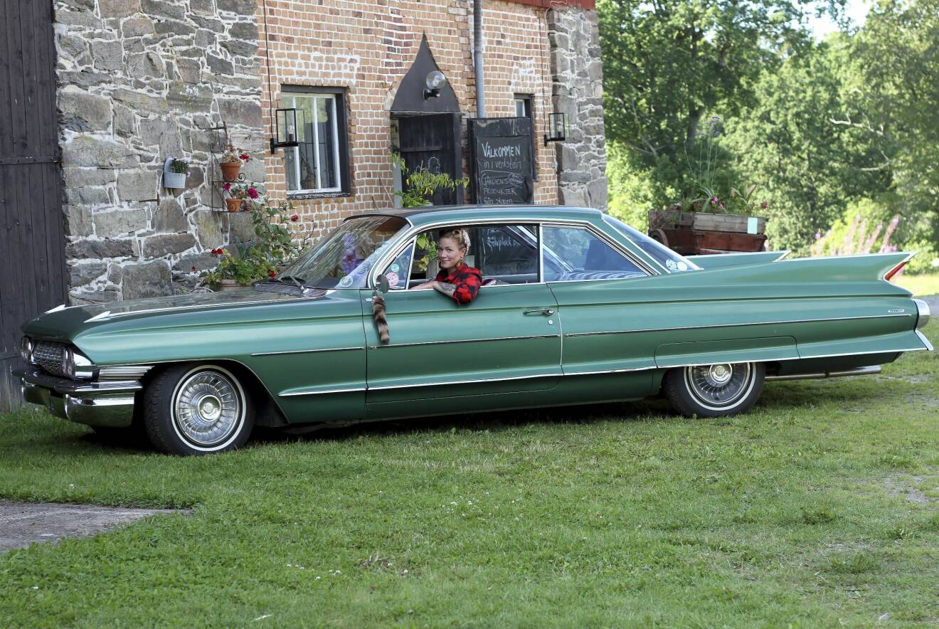 Julia Lind bakom ratten i sin gröna Cadillac coupé Deville.