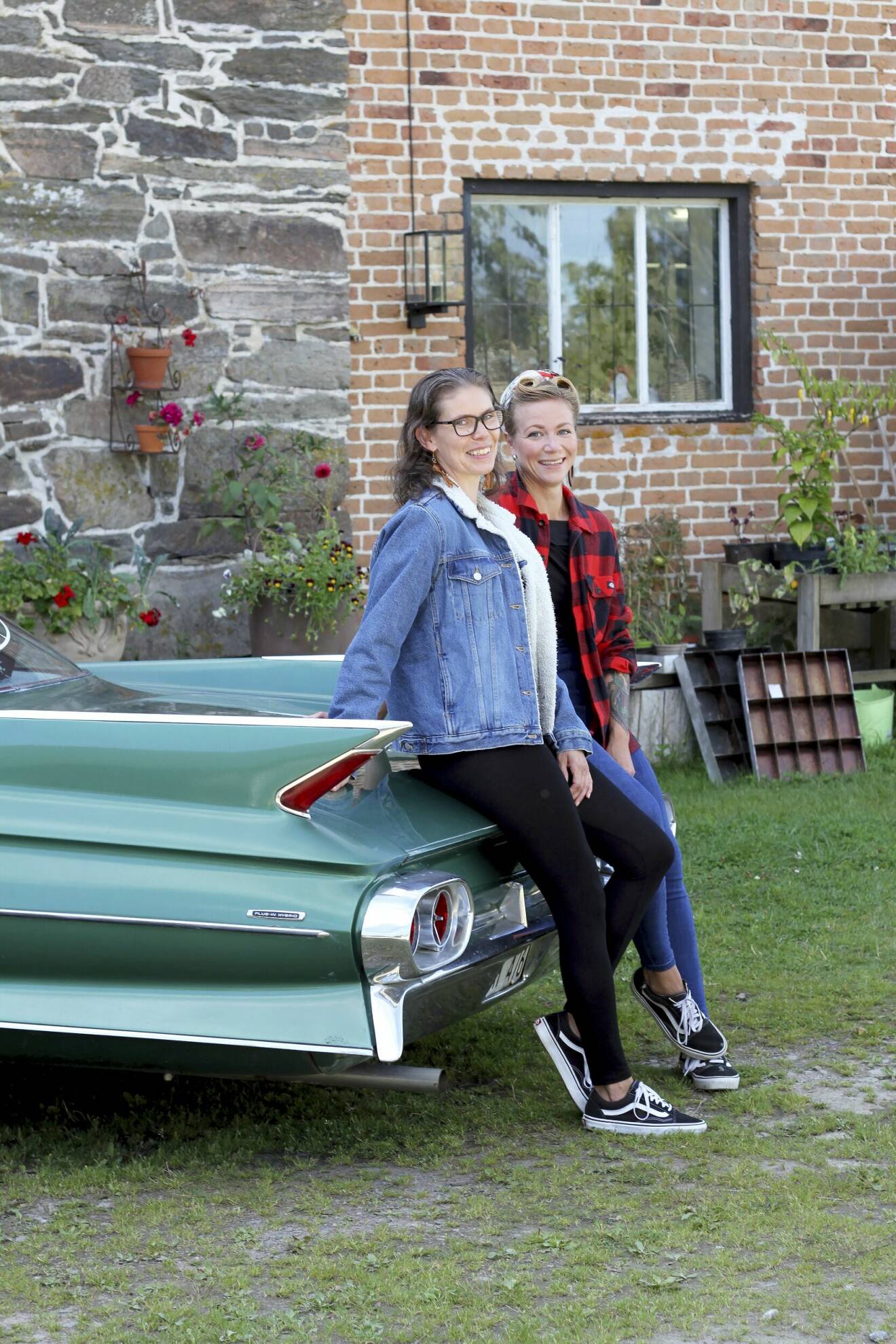 Annelie Sundberg och Julia Lind framför bäkänden på Julias Cadillac coupé Deville.