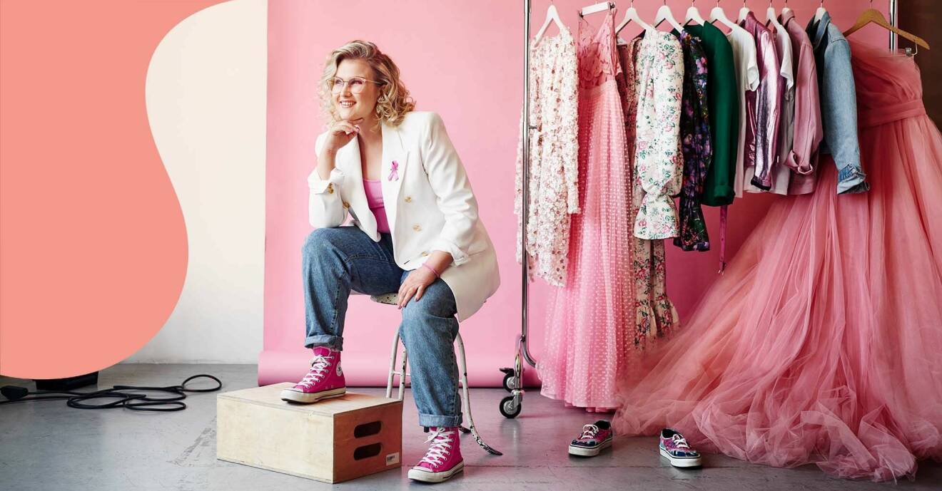 Emma Örtlund, designern av Cancerfondens rosa band 2022.