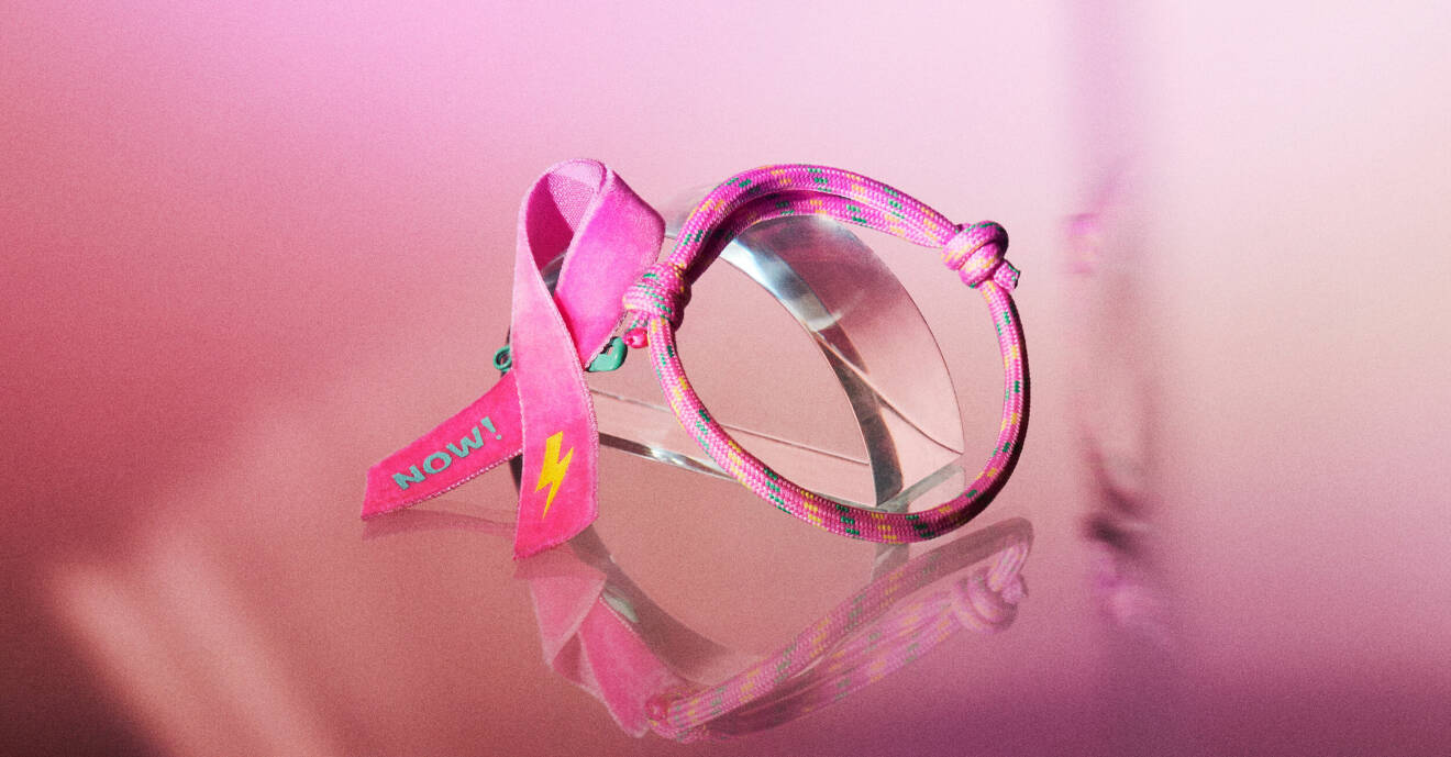 Cancerfondens rosa band 2022, designad av Emma Örtlund.