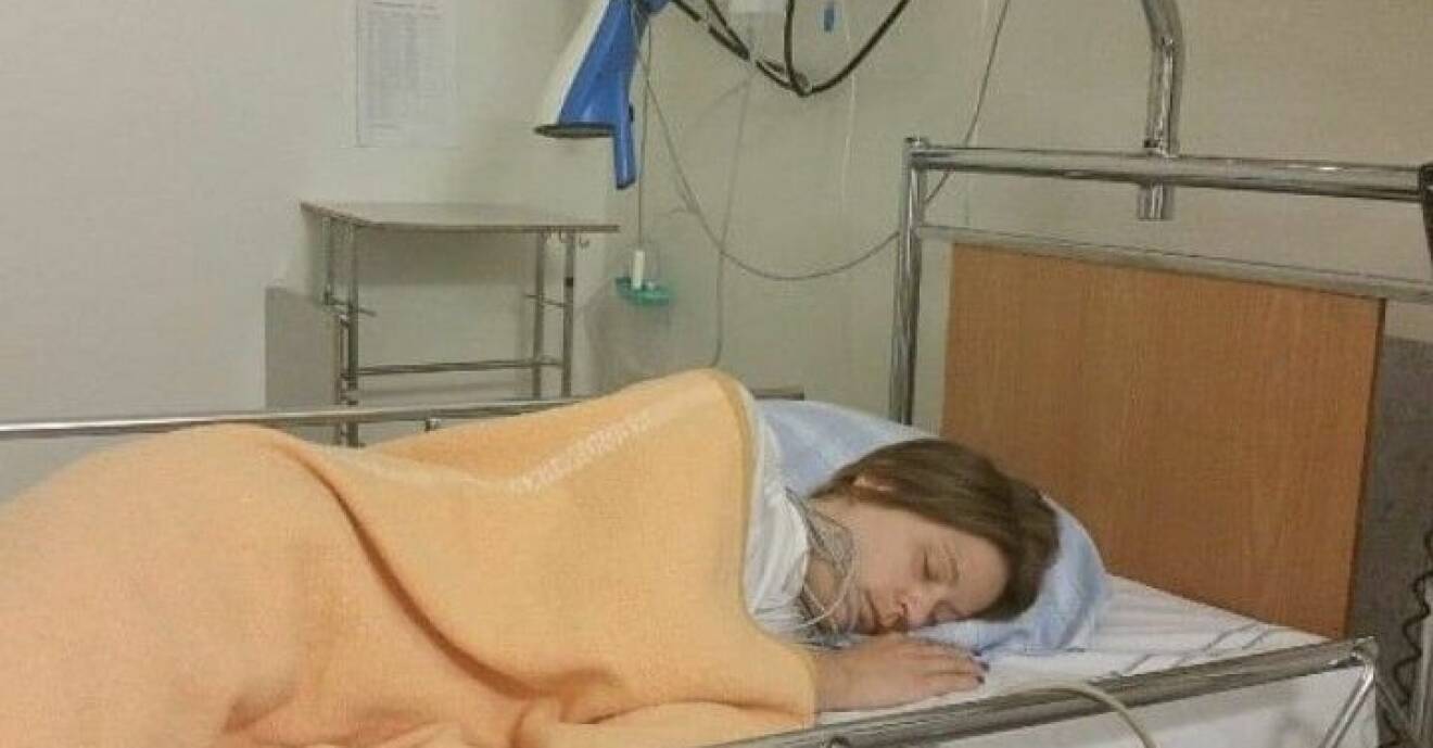 Bianca Zenonsson sover i en sjukhussäng.