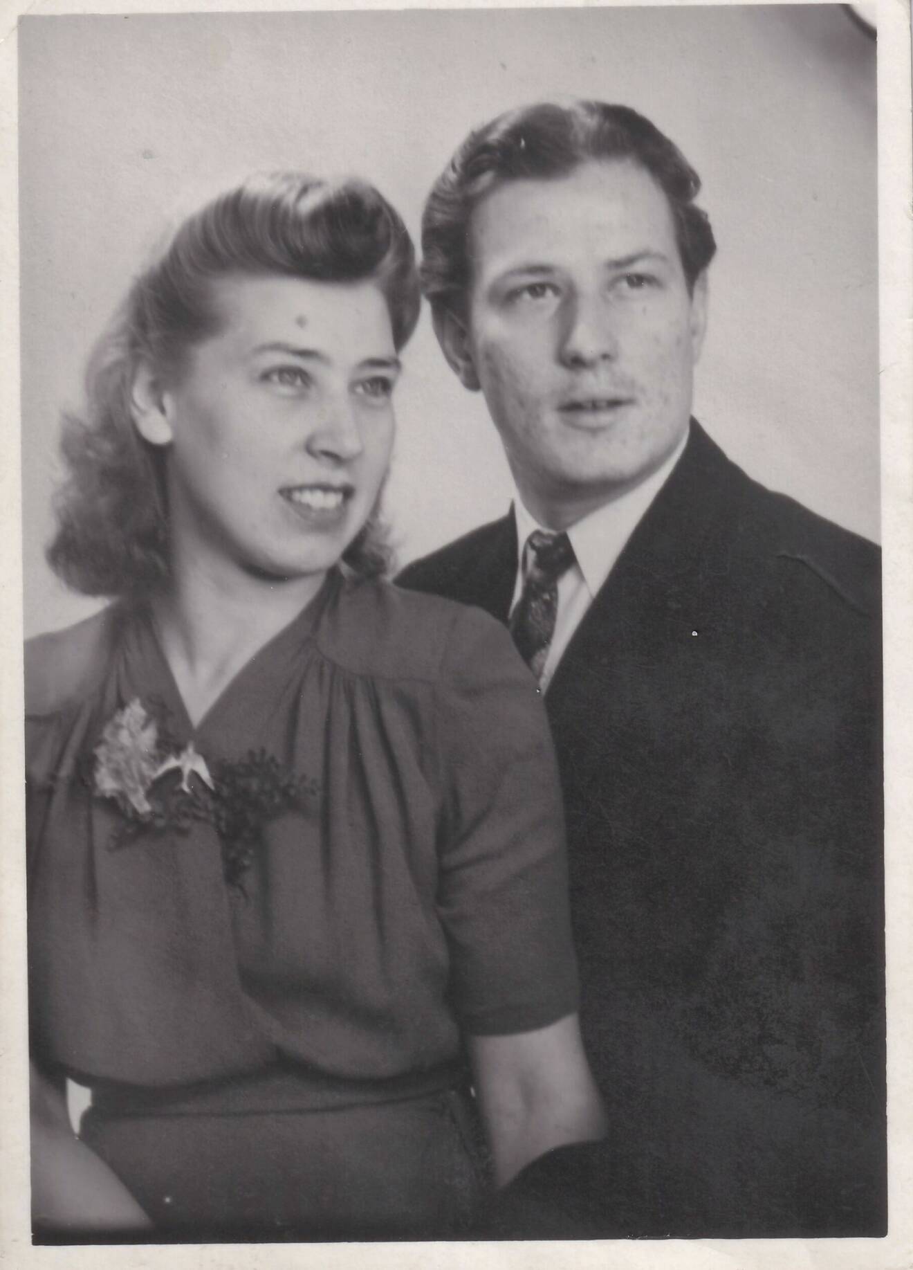 Ett gammalt svart-vitt foto av ett ungt vacker par i halvfigur - ett foto på Kerstins mormor och morfar som hon nu fått se.