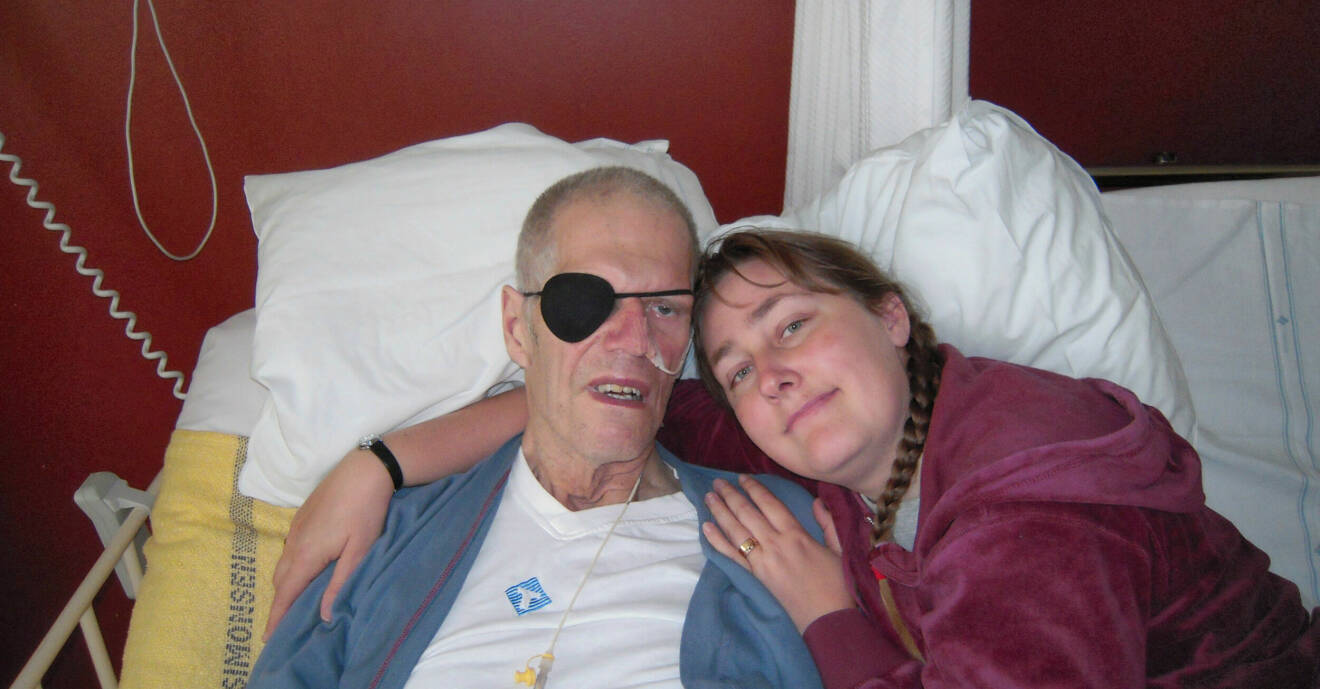 Alexandra och Jöran firar sin tionde bröllopsdag på sjukhuset. Alexandra håller om Jöran i en säng.