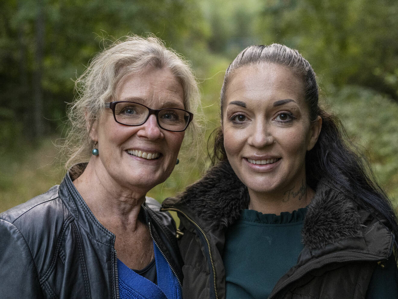 Sandra Lundgren och mamma Eva, porträtt i skogen.
