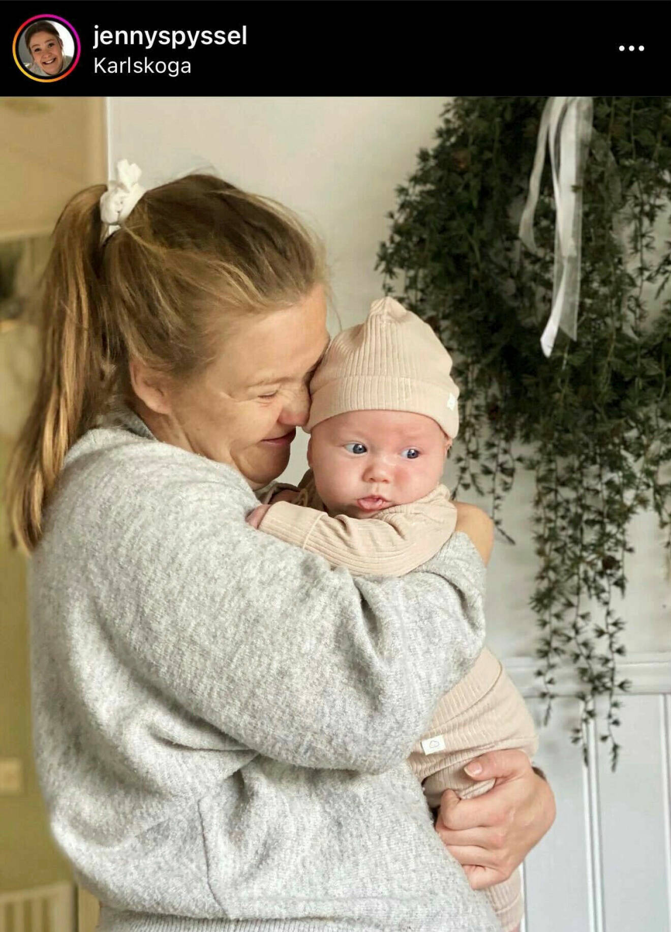 Bild på Jenny tillsammans med ett av sina barn på Jenny Larssons Instagramkonto Jennyspyssel.