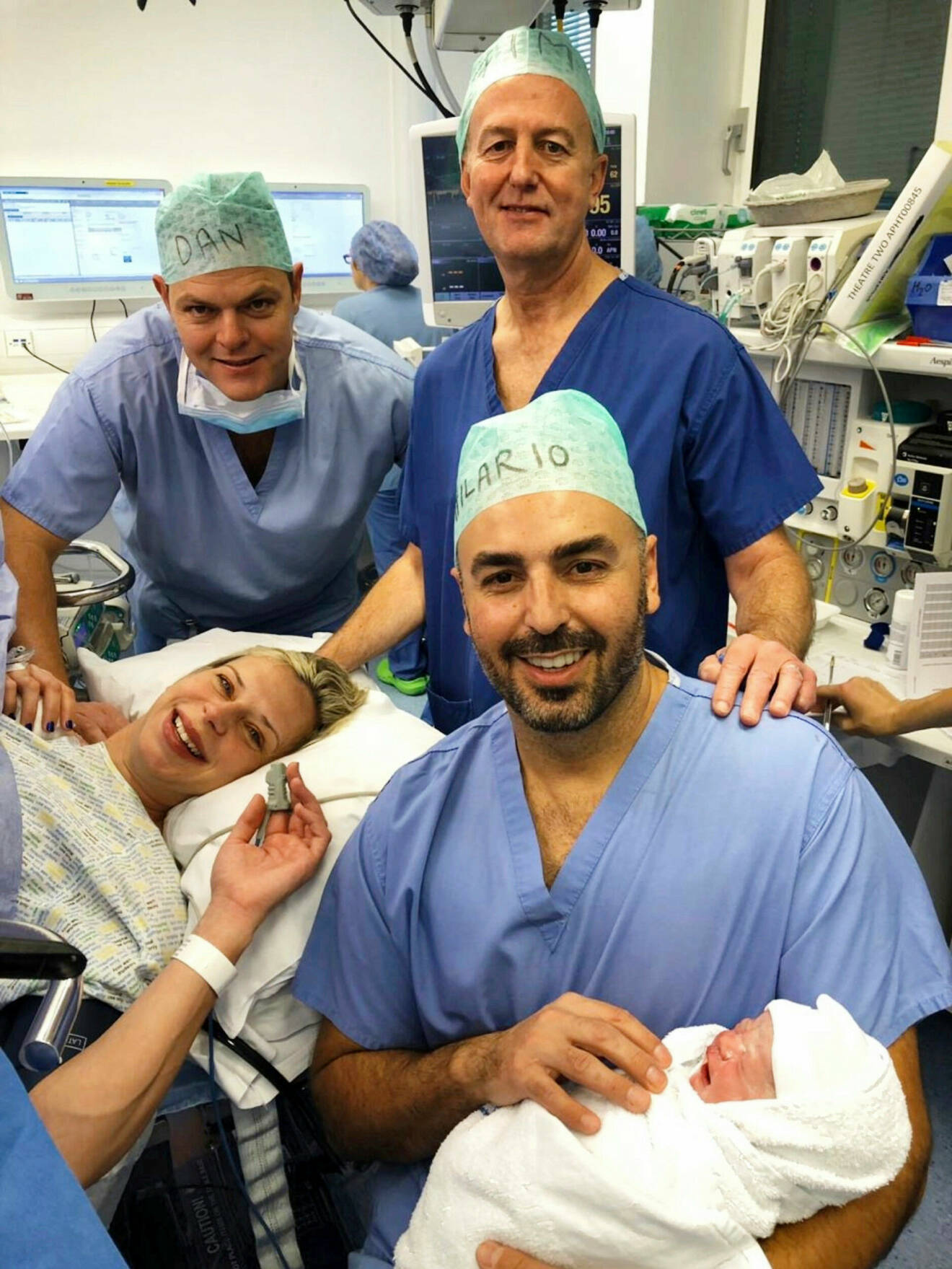 Papporna Hilario och Daniel, tillika förlossningsläkare, och Karinas man Tim vid Sophies födelse.