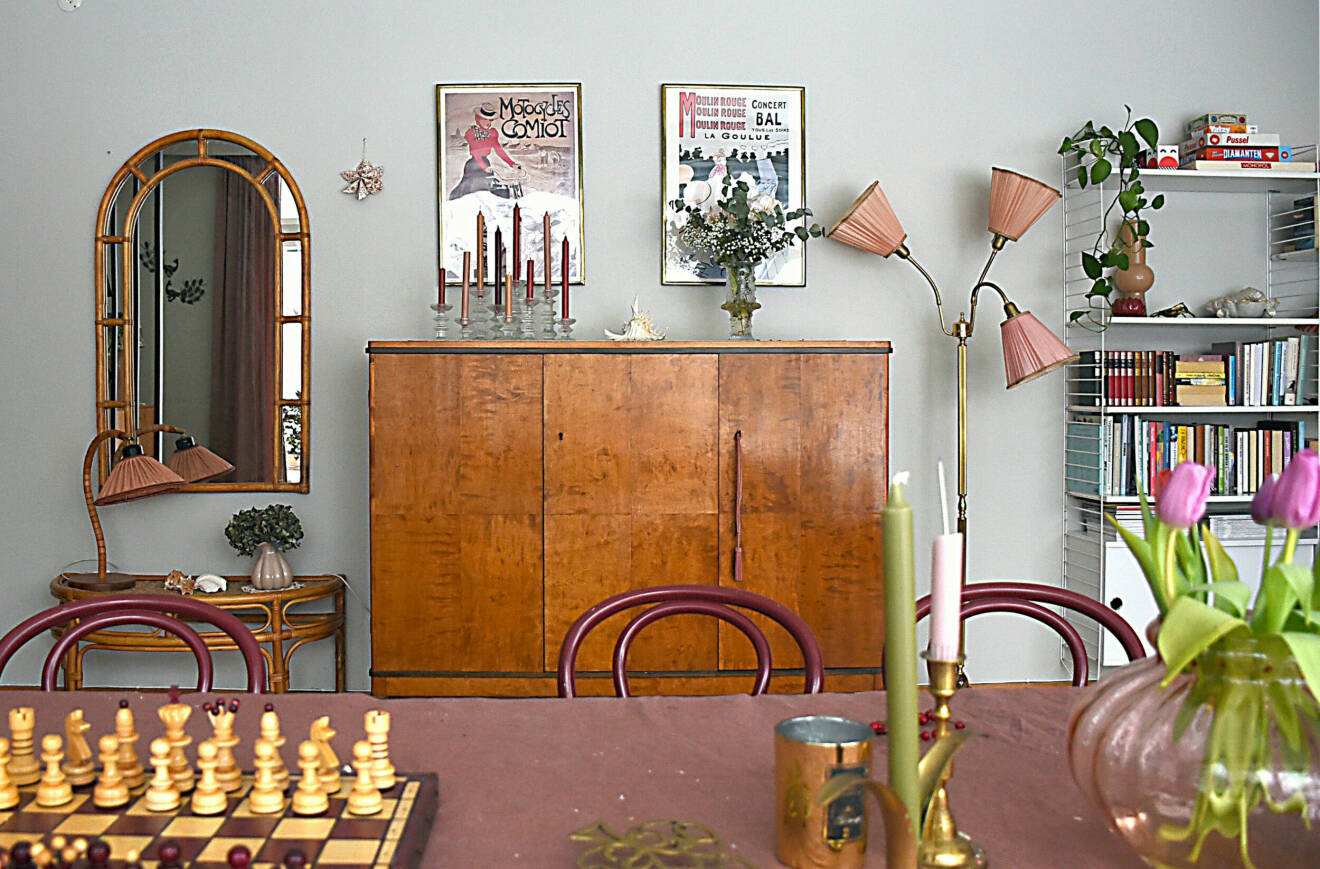 Sara Olssons vardagsrum som är inrett med loppisfynd.