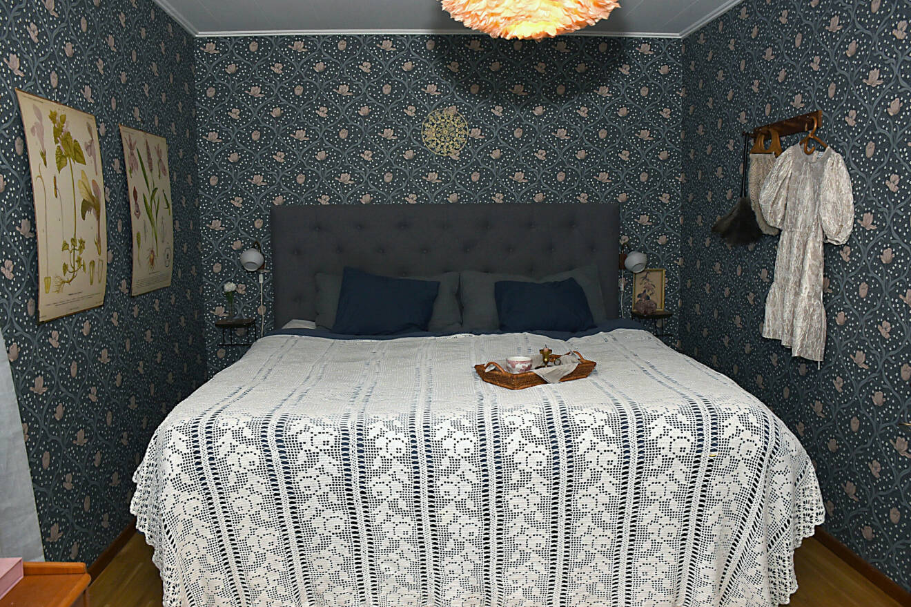 Sara Olssons sovrum som är inrett med väl utvalda loppisfynd.