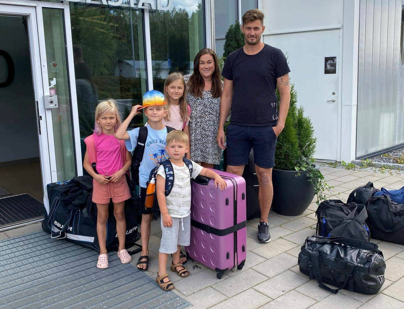 Cassandra, Melissa, Johan, Jenny, Alexander och Jonathan står med sina resväskor och gör sig redo att lämna Sverige för Thailand.