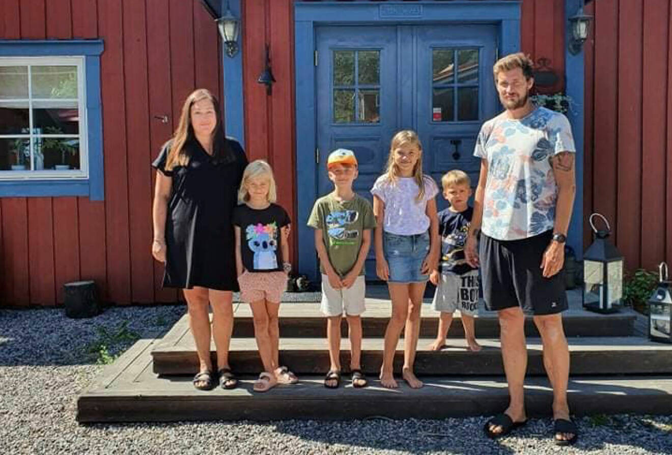 Familjen utanför huset i Sundsvall.