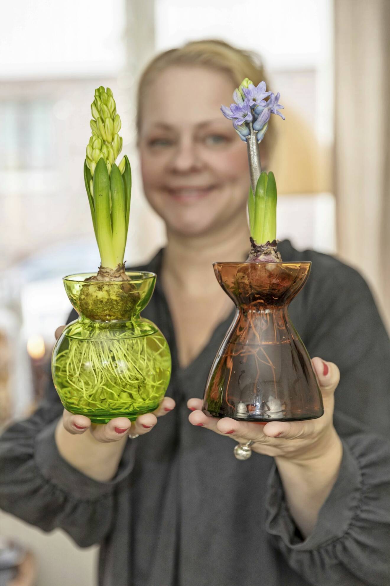 Maria Snare Johnsson med hyacinter.